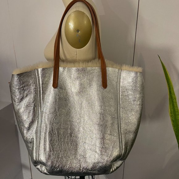 CELINE PHANTOM  MEDIUM TOTE WITH POUCH REVERSIBLE SILVER METALLIC AND SHEARLING - Picture 7 of 9